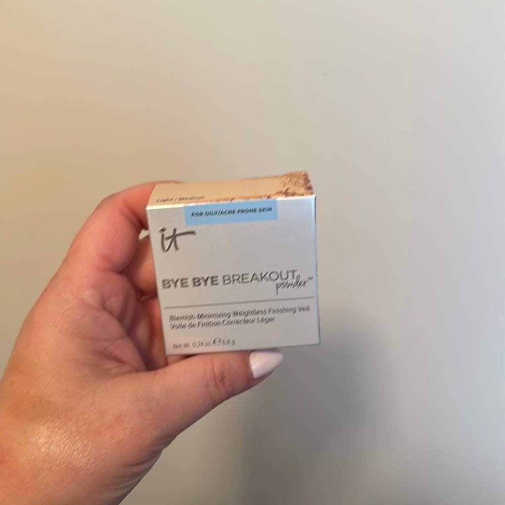 It Cosmetics bye bye breakout powder!